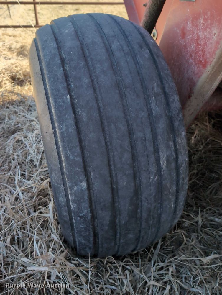 image for item DT1752 New Holland 664 round baler