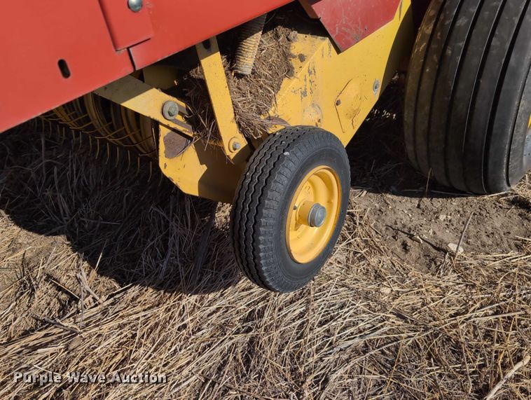 image for item DT1752 New Holland 664 round baler