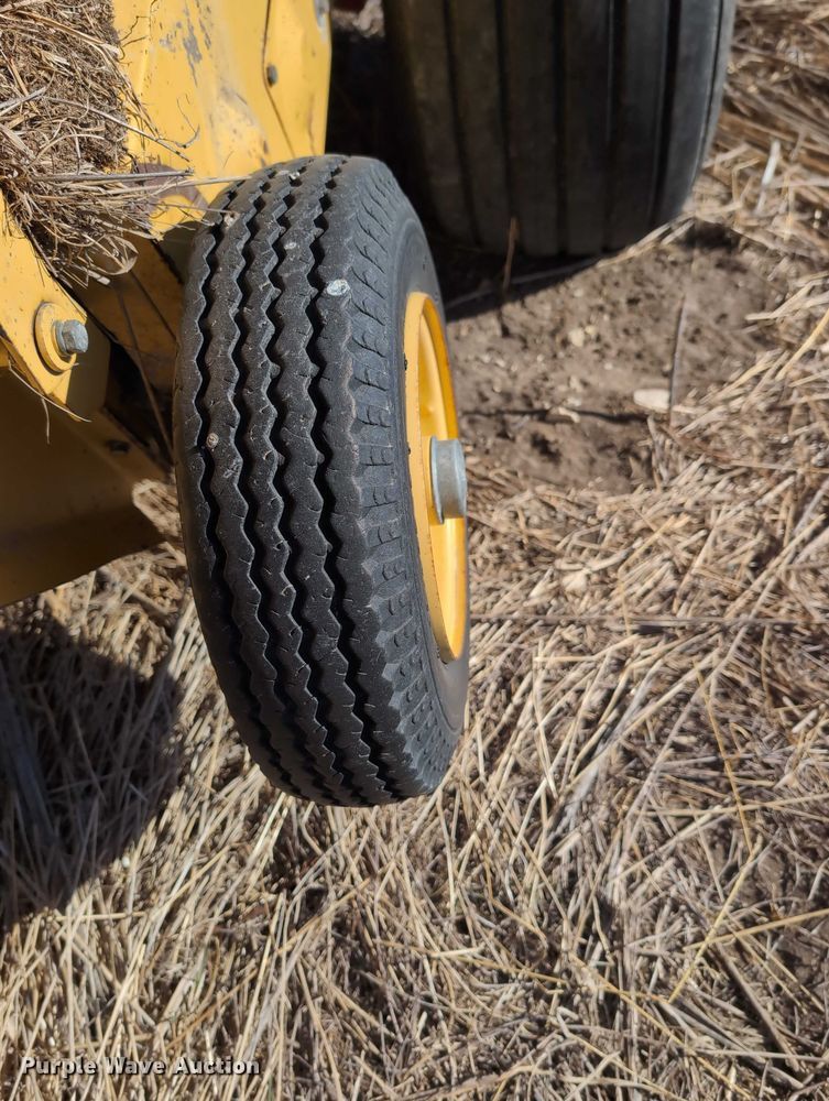 image for item DT1752 New Holland 664 round baler