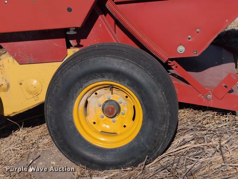 image for item DT1752 New Holland 664 round baler