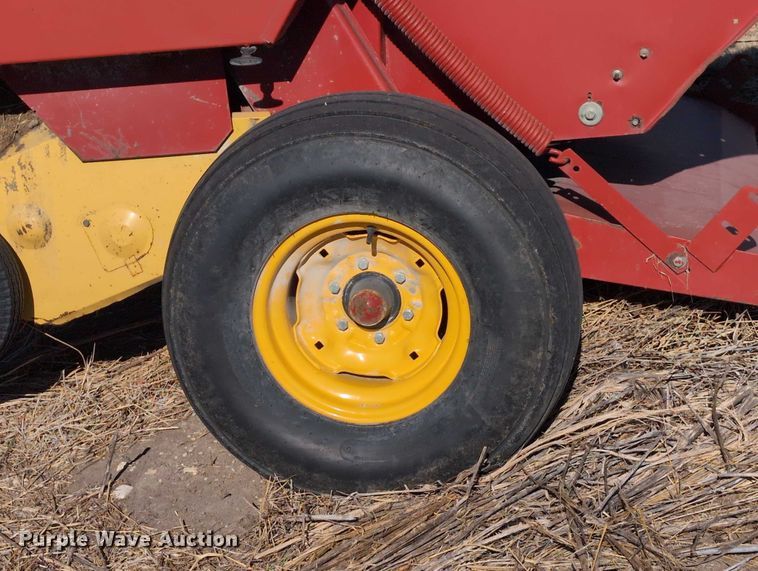 image for item DT1752 New Holland 664 round baler