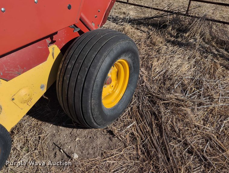 image for item DT1752 New Holland 664 round baler