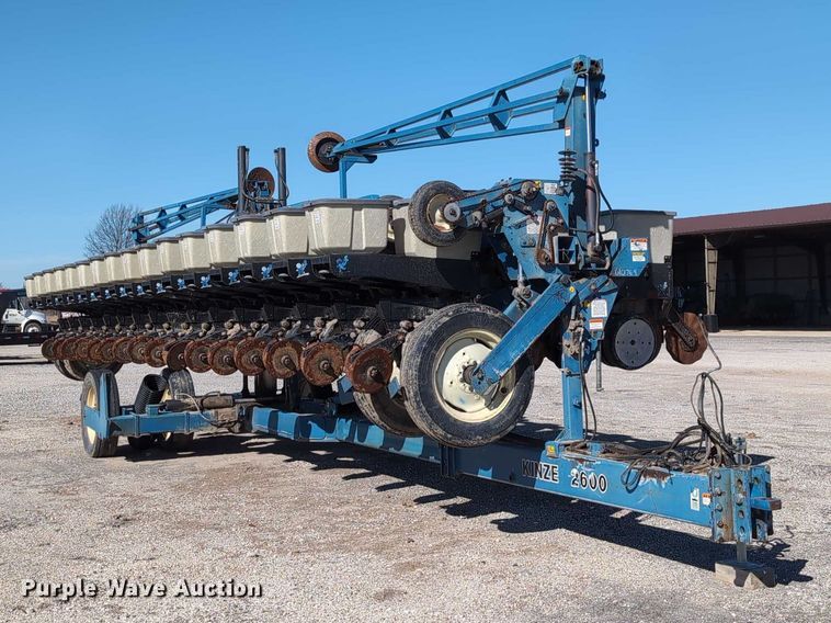 image for item DT1753 1996 Kinze 2600 split row no-till planter