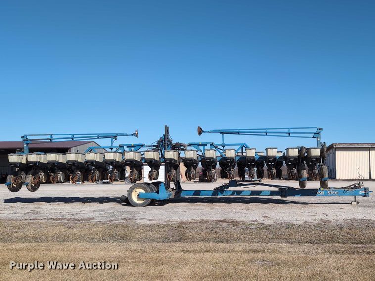 image for item DT1753 1996 Kinze 2600 split row no-till planter