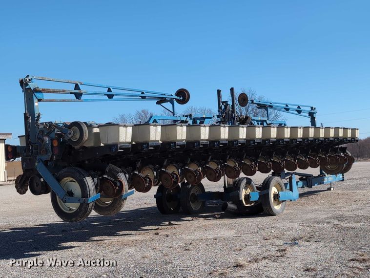 image for item DT1753 1996 Kinze 2600 split row no-till planter