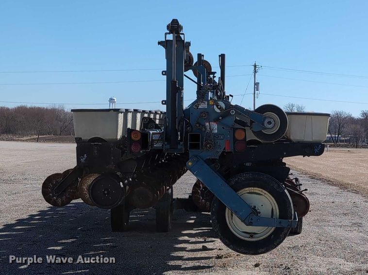 image for item DT1753 1996 Kinze 2600 split row no-till planter
