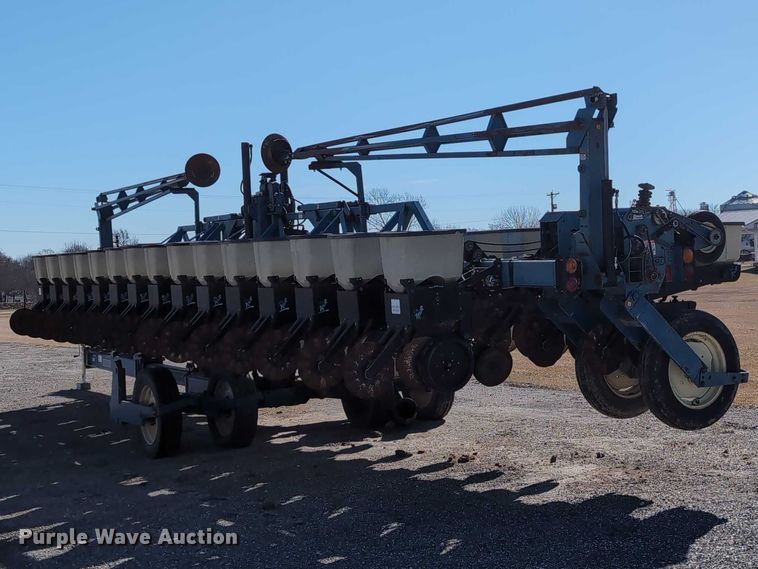 image for item DT1753 1996 Kinze 2600 split row no-till planter