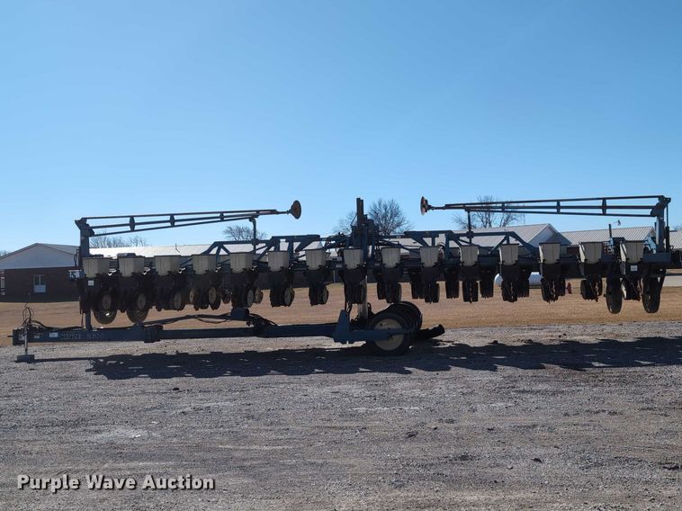 image for item DT1753 1996 Kinze 2600 split row no-till planter