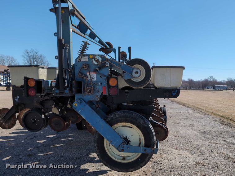 image for item DT1753 1996 Kinze 2600 split row no-till planter