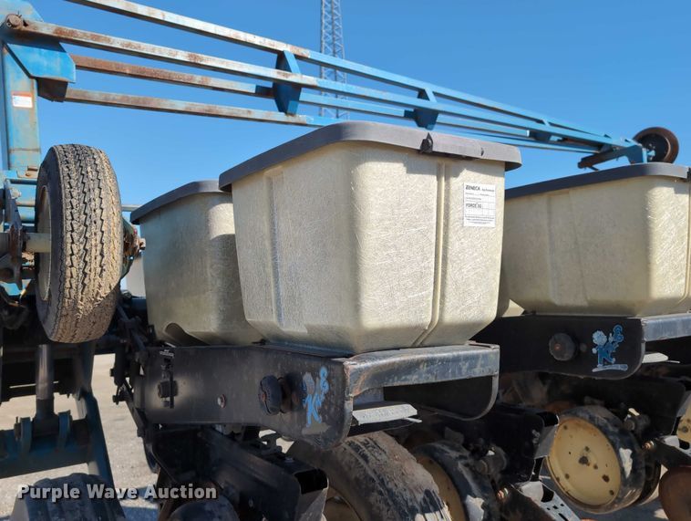 image for item DT1753 1996 Kinze 2600 split row no-till planter