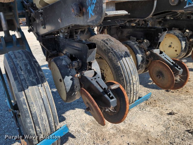 image for item DT1753 1996 Kinze 2600 split row no-till planter