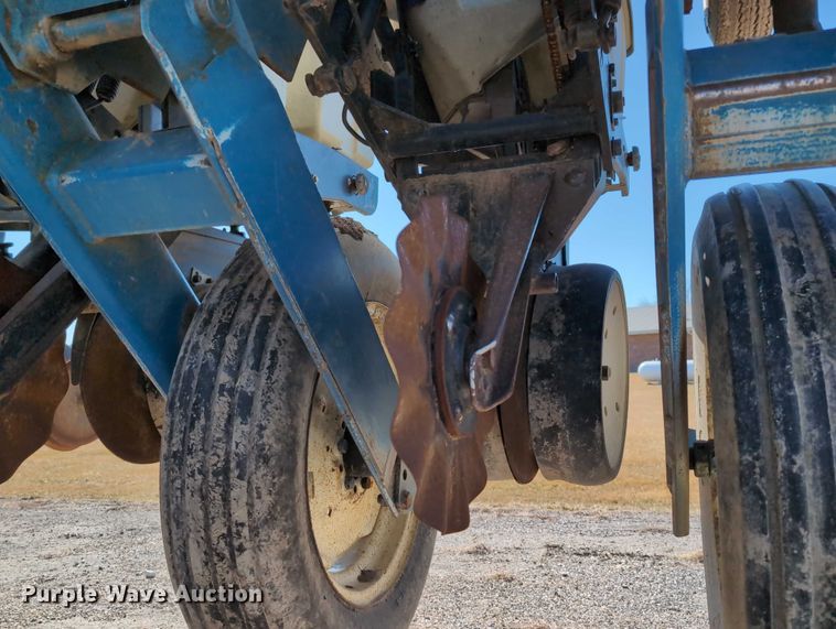 image for item DT1753 1996 Kinze 2600 split row no-till planter