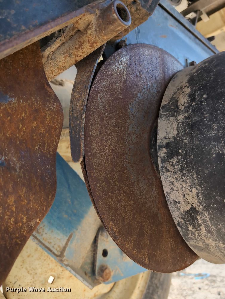 image for item DT1753 1996 Kinze 2600 split row no-till planter