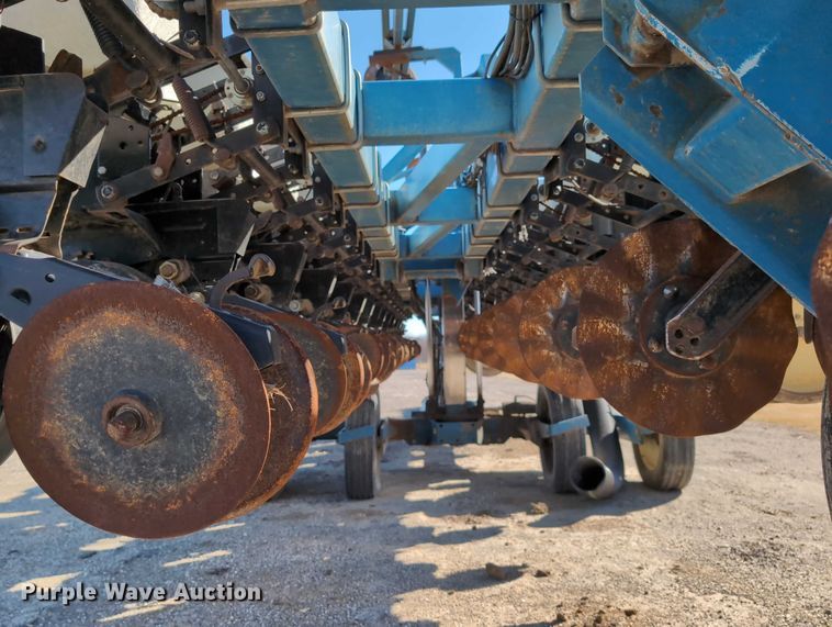 image for item DT1753 1996 Kinze 2600 split row no-till planter