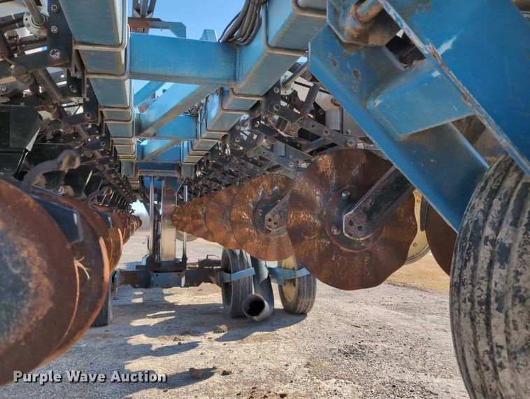 image for item DT1753 1996 Kinze 2600 split row no-till planter