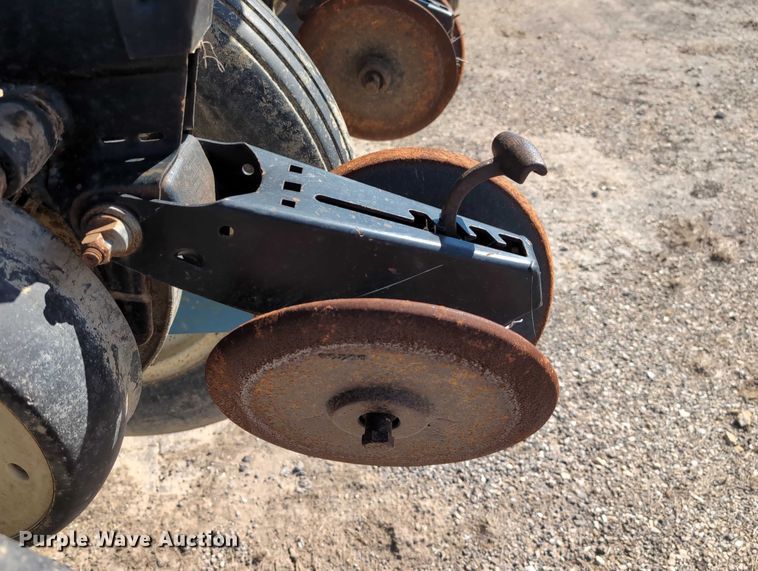 image for item DT1753 1996 Kinze 2600 split row no-till planter