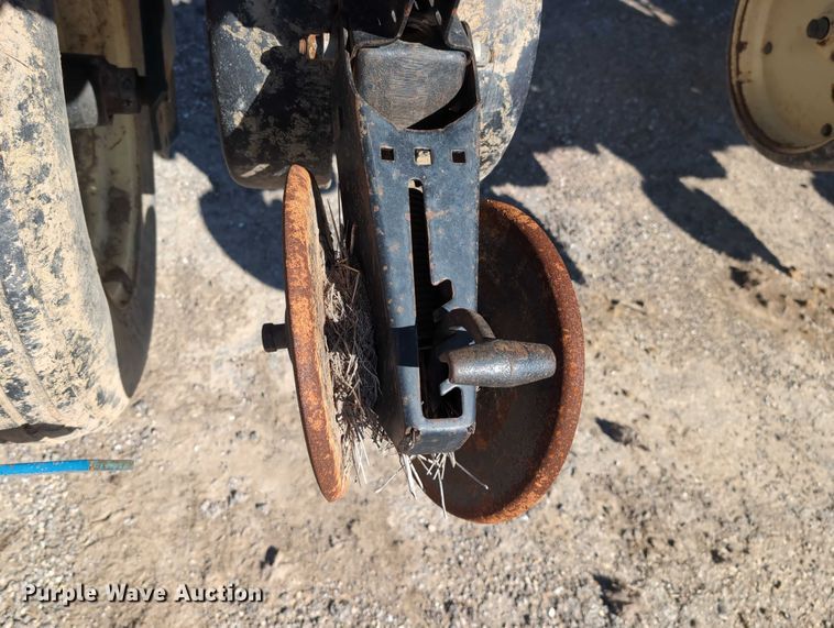 image for item DT1753 1996 Kinze 2600 split row no-till planter