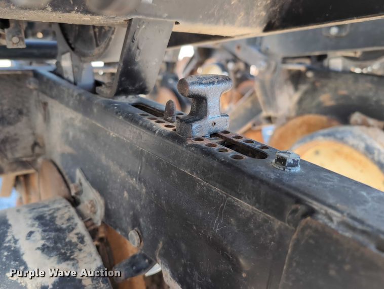 image for item DT1753 1996 Kinze 2600 split row no-till planter