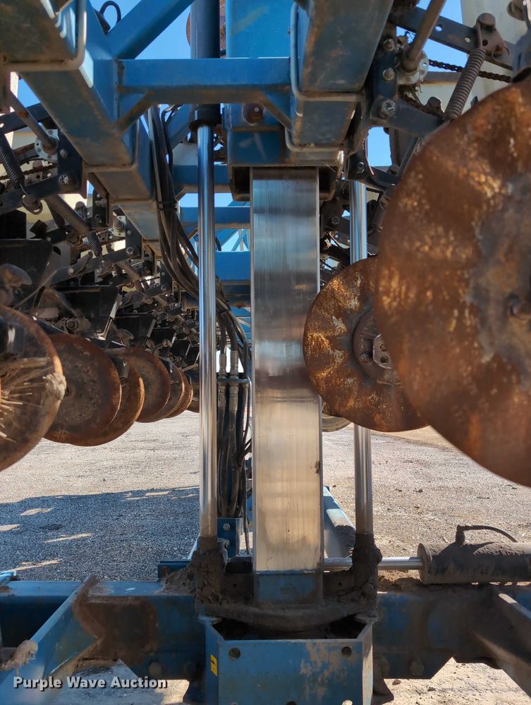 image for item DT1753 1996 Kinze 2600 split row no-till planter