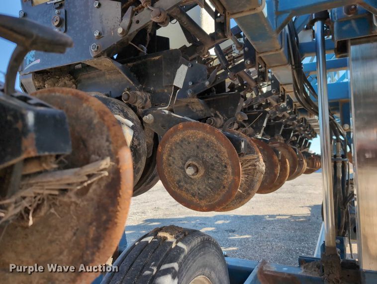 image for item DT1753 1996 Kinze 2600 split row no-till planter