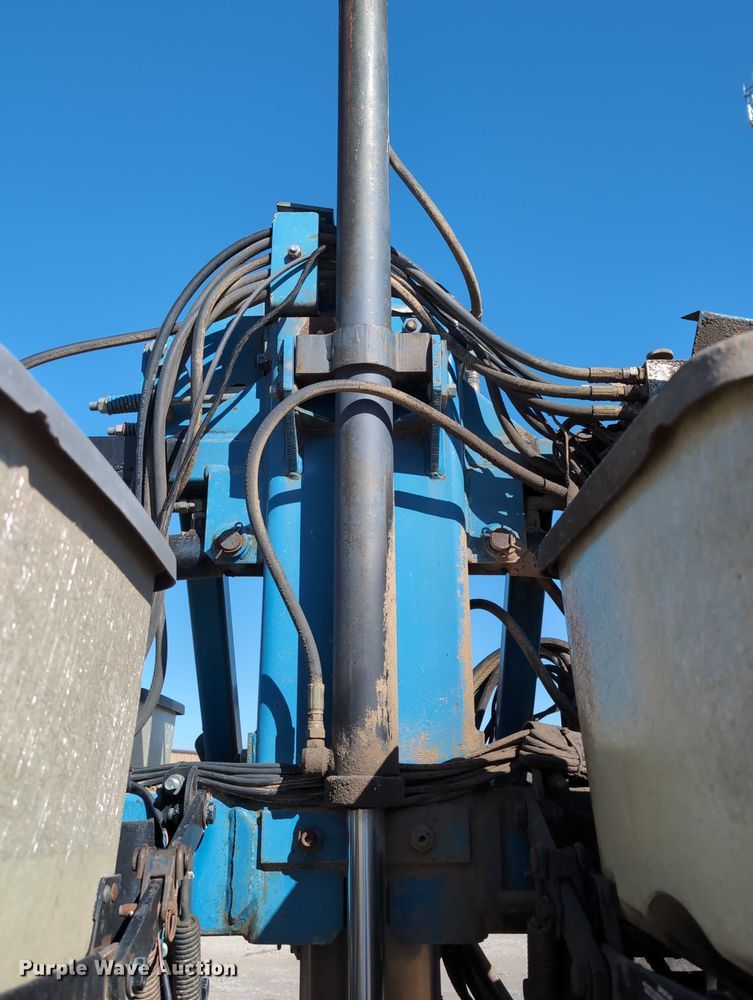 image for item DT1753 1996 Kinze 2600 split row no-till planter