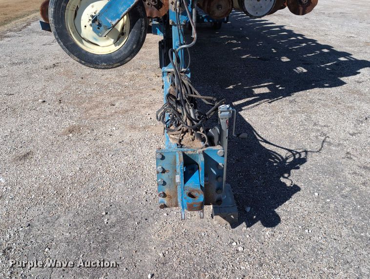 image for item DT1753 1996 Kinze 2600 split row no-till planter