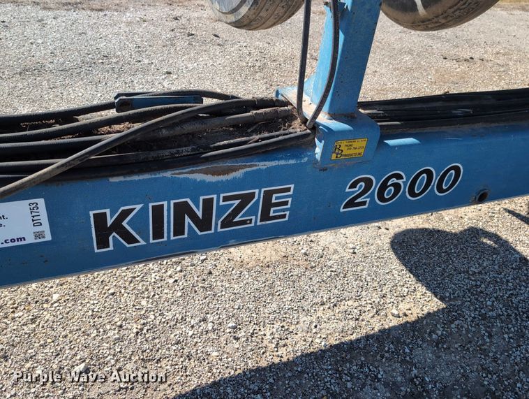 image for item DT1753 1996 Kinze 2600 split row no-till planter