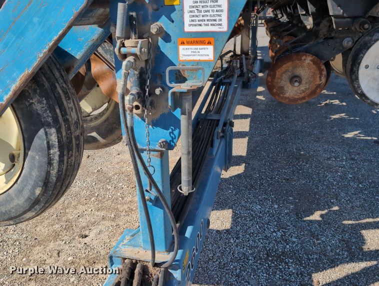 image for item DT1753 1996 Kinze 2600 split row no-till planter