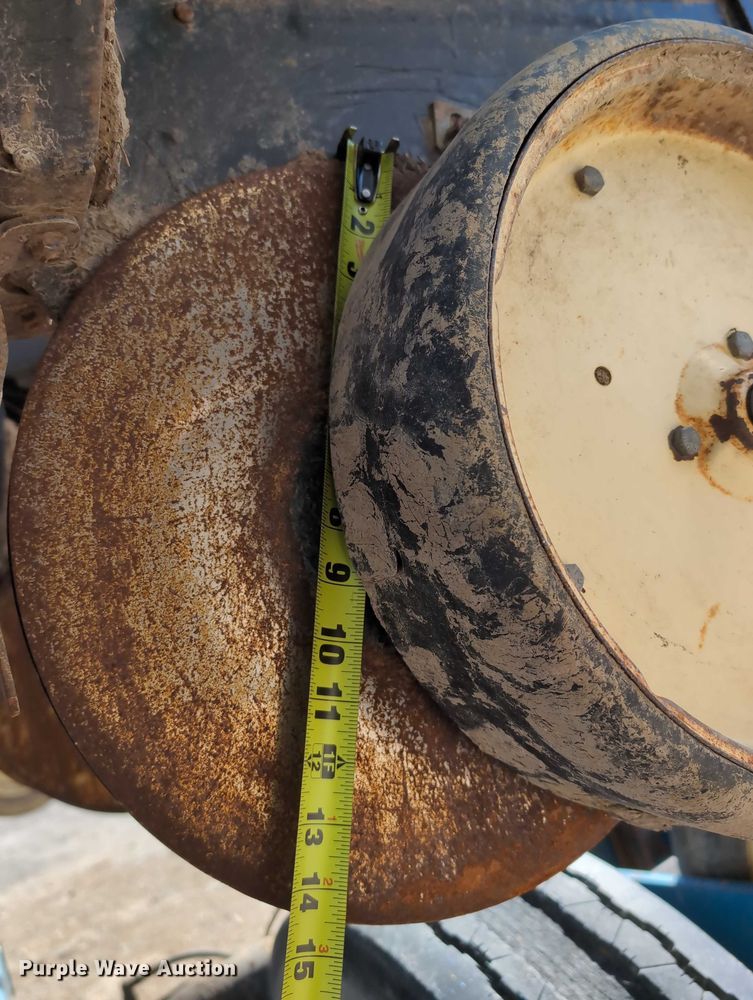 image for item DT1753 1996 Kinze 2600 split row no-till planter