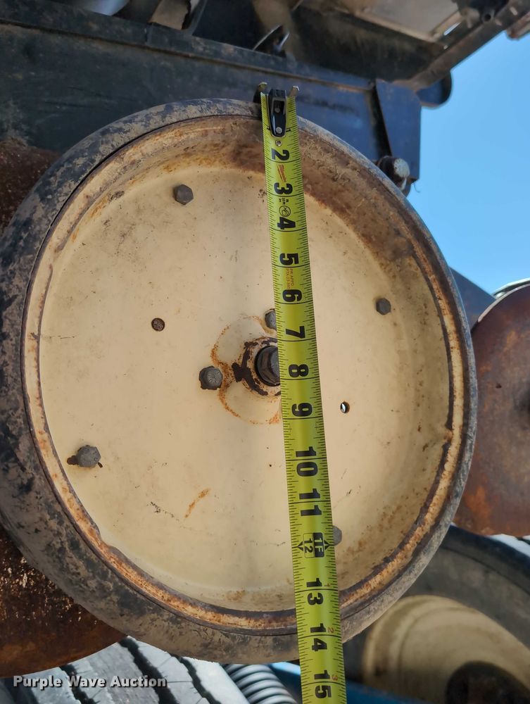 image for item DT1753 1996 Kinze 2600 split row no-till planter