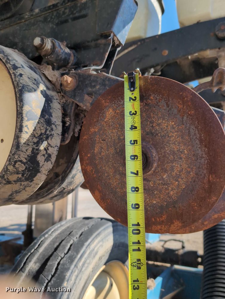 image for item DT1753 1996 Kinze 2600 split row no-till planter