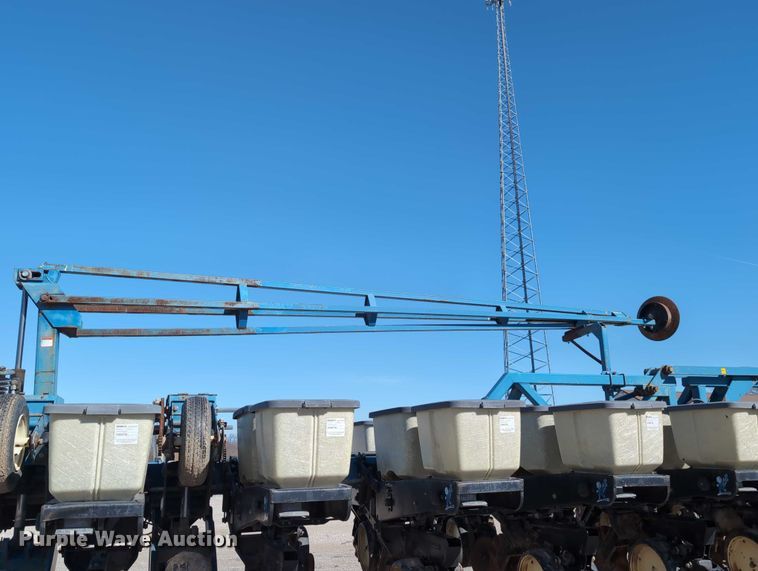 image for item DT1753 1996 Kinze 2600 split row no-till planter