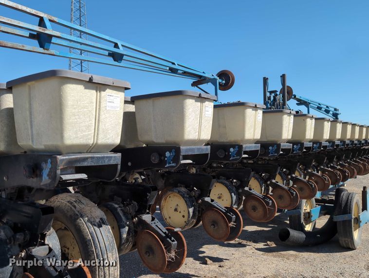 image for item DT1753 1996 Kinze 2600 split row no-till planter