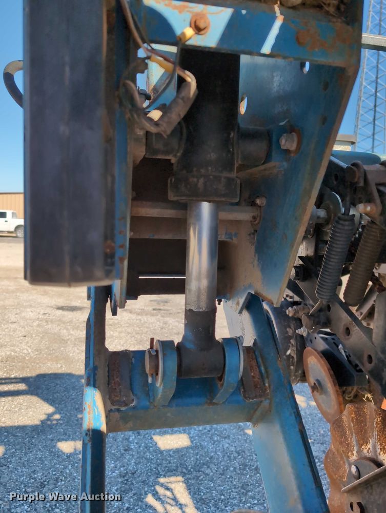 image for item DT1753 1996 Kinze 2600 split row no-till planter