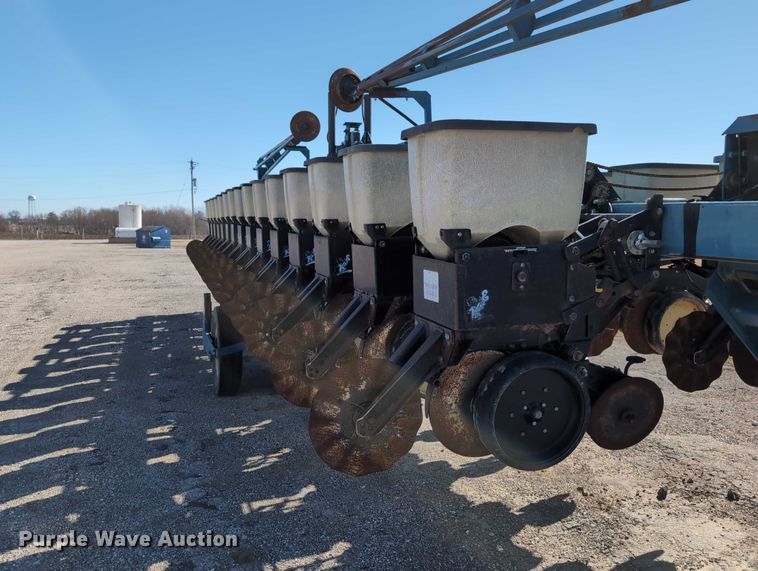 image for item DT1753 1996 Kinze 2600 split row no-till planter