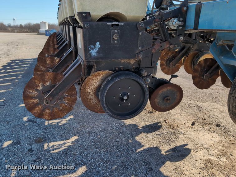 image for item DT1753 1996 Kinze 2600 split row no-till planter