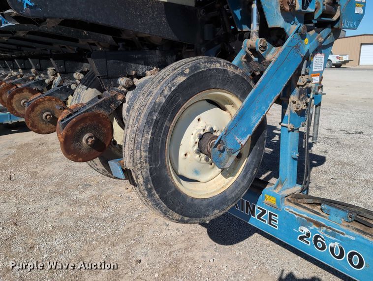 image for item DT1753 1996 Kinze 2600 split row no-till planter