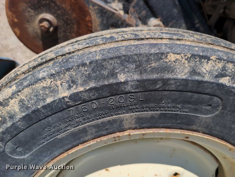 image for item DT1753 1996 Kinze 2600 split row no-till planter