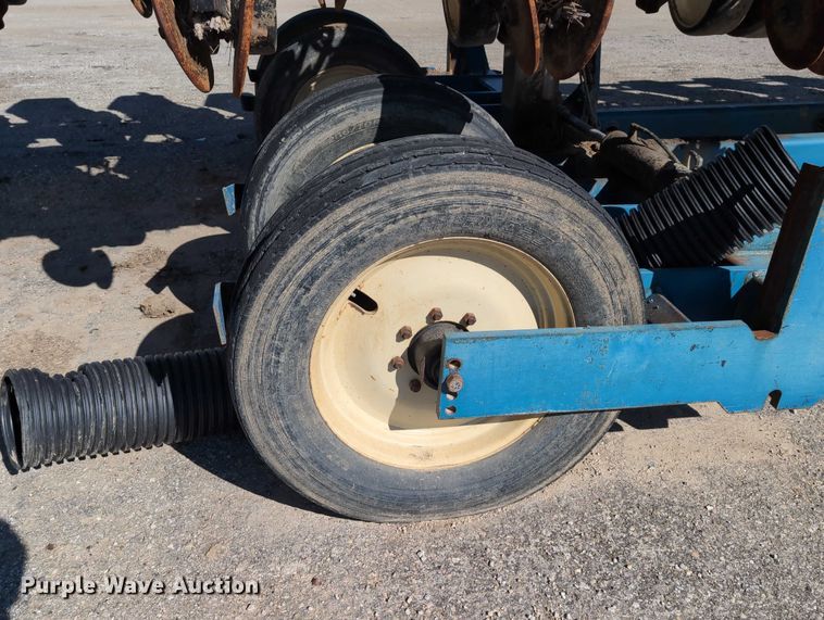 image for item DT1753 1996 Kinze 2600 split row no-till planter