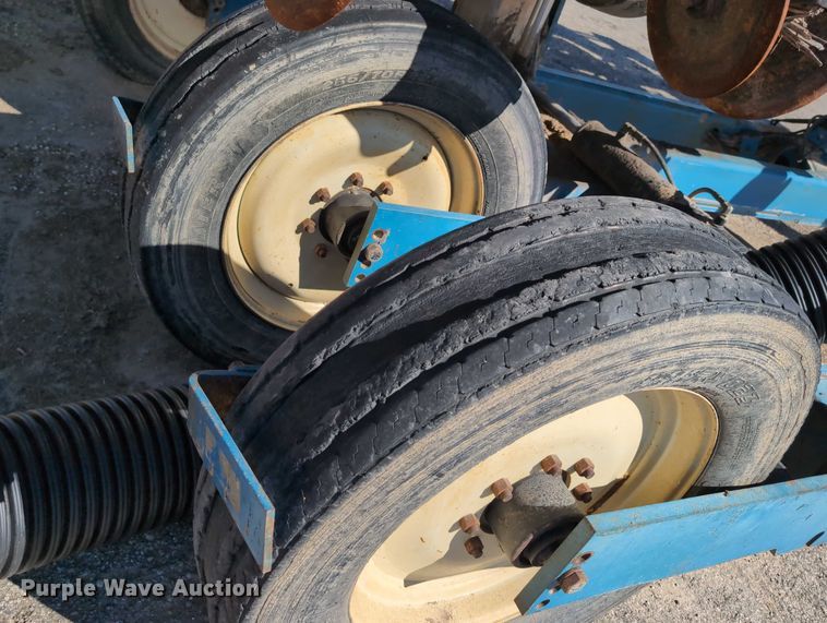 image for item DT1753 1996 Kinze 2600 split row no-till planter