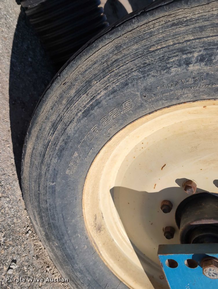 image for item DT1753 1996 Kinze 2600 split row no-till planter