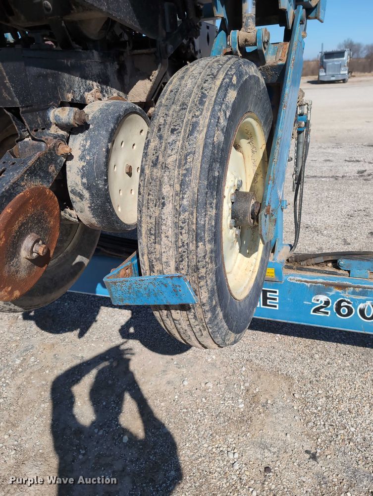 image for item DT1753 1996 Kinze 2600 split row no-till planter