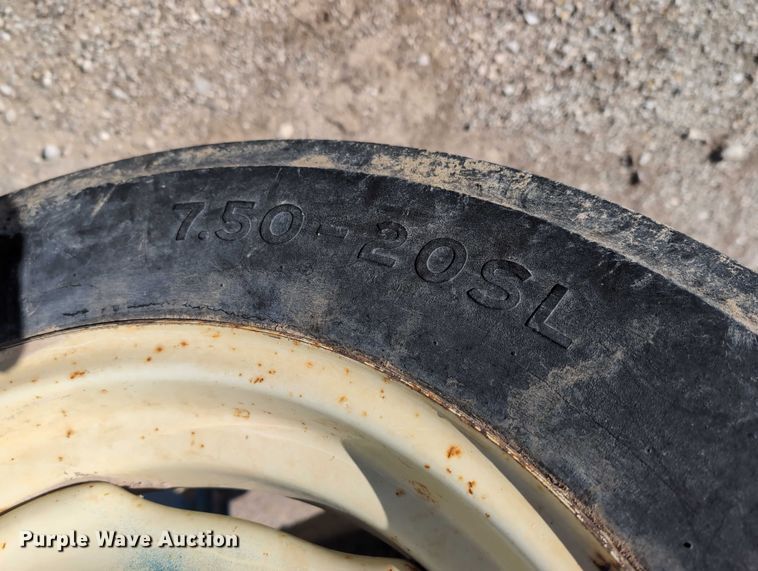 image for item DT1753 1996 Kinze 2600 split row no-till planter