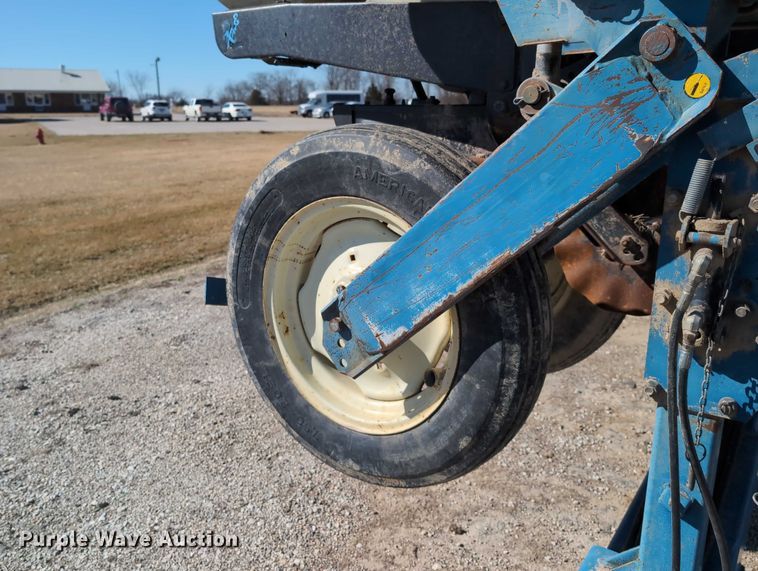 image for item DT1753 1996 Kinze 2600 split row no-till planter