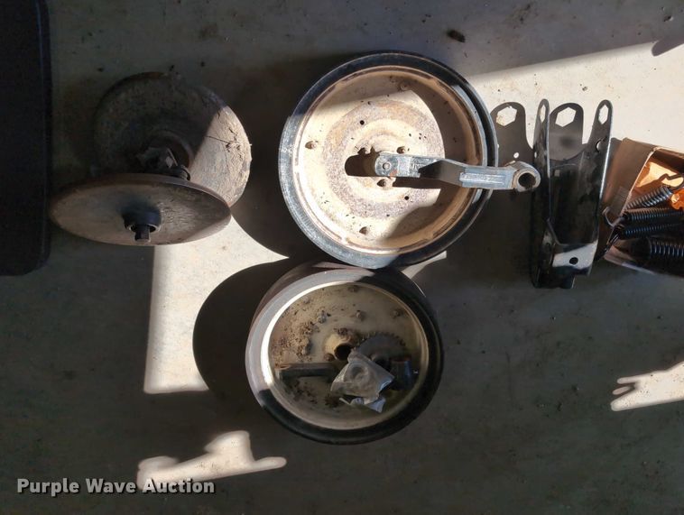 image for item DT1753 1996 Kinze 2600 split row no-till planter