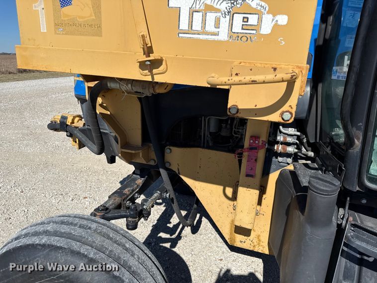 image for item DZ4390 2003 New Holland TS100A tractor