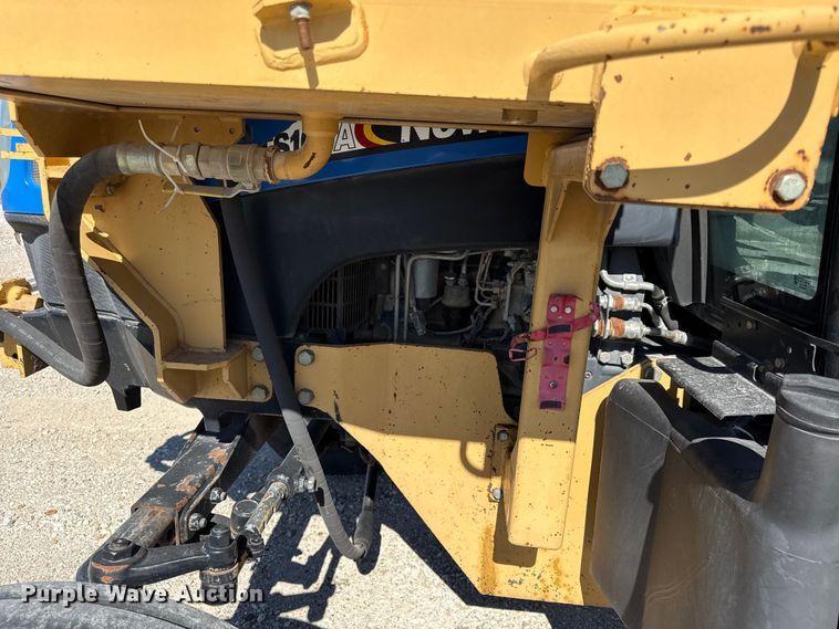 image for item DZ4390 2003 New Holland TS100A tractor