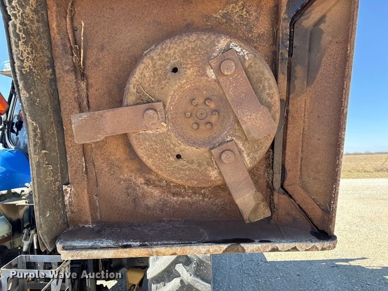 image for item DZ4390 2003 New Holland TS100A tractor