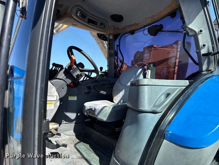 image for item DZ4390 2003 New Holland TS100A tractor