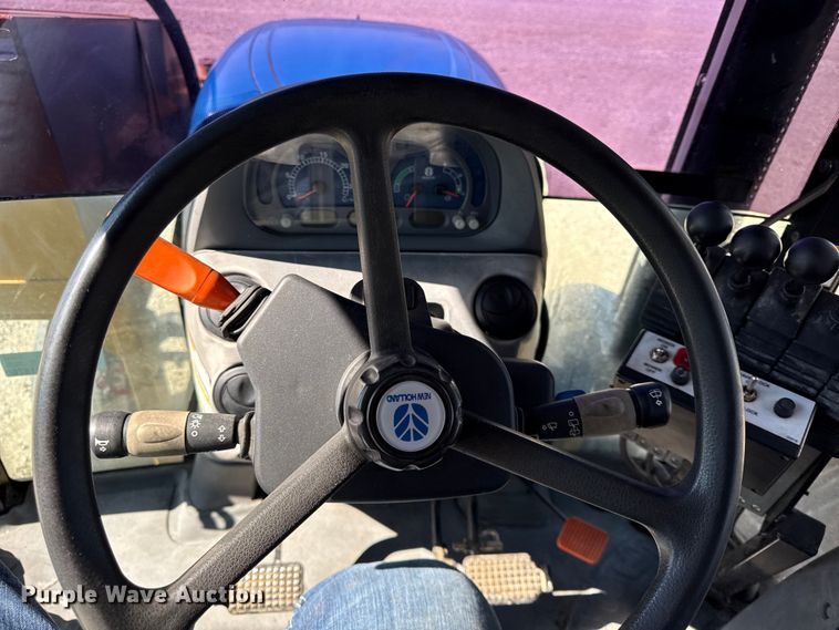 image for item DZ4390 2003 New Holland TS100A tractor